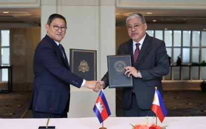 <p><strong>COOPERATION.</strong> Cambodian Deputy Prime Minister and Minister of Foreign Affairs and International Cooperation Sok Chenda Sophea (left) and Philippine Foreign Affairs Secretary Enrique Manalo meet in Manila on Tuesday (Aug. 27, 2024). Sophea co-chaired the 4th Philippines-Cambodia Joint Commission for Bilateral Cooperation. <em>(Photo courtesy of Secretary Manalo/X)</em></p>