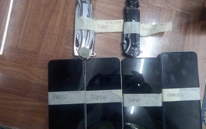 <p><strong>NABBED.</strong> The pieces of evidence seized by Pasay City police from an operation which led to the arrest of three Chinese nationals on Monday (Aug. 26, 2024). The Southern Police District on Tuesday (Aug. 27) said the suspects mauled a 25-year-old victim, alias 'Chenghuan', and forcibly took PHP310,000 from his online accounts. <em>(Photo courtesy of SPD)</em></p>