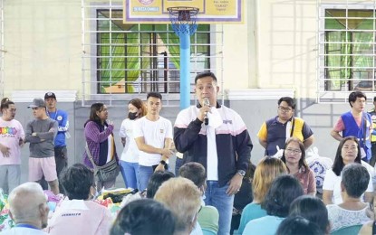 <p><strong>DENGUE FIGHT</strong>. Governor Daniel Fernando reminds the Bulakenyos to exercise the 5S Strategies advocated by the Provincial Health Office to prevent the spread of dengue disease. He led a distribution of food packs in Barangay Liputan, Meycauayan City on Wednesday (Aug. 28, 2024)<em>. (Photo courtesy of Provincial Affairs Office)</em></p>