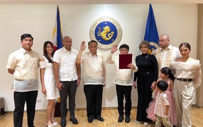 <p><strong>NEW PCUP CHAIR</strong>. Former Lipa City mayor Meynardo Sabili (5th from left) takes oath as the new chairperson of the Presidential Commission for the Urban Poor (PCUP) before Executive Secretary Lucas Bersamin (4th from left) in Malacañang Palace on Wednesday (Aug. 28, 2024). Sabili also served as Undersecretary of the Department of Human Settlements and Urban Development during the previous administration. <em>(PCO photo from Facebook)</em></p>