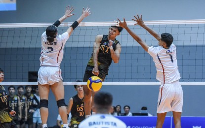 <p><strong>SCORE.</strong> UST's Edlyn Paul Colinares (No. 8) scores against Letran's Vince Virrey Himzon (No. 1) and Lorenz Vicente (No. 2) during the Men's V-League Collegiate Challenge at the Paco Arena in Manila on Wednesday (August 28, 2024). UST won, 25-23, 25-12, 20-25, 25-18.<em> (Photo courtesy of PVL)</em></p>