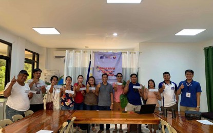 <p><strong>LIVELIHOOD KITS.</strong> The Department of Trade and Industry in Negros Oriental province hands over livelihood kits to eight beneficiaries in Bindoy town on Thursday (Aug. 29, 2024). The emergency livelihood assistance is under the DTI's Pangkabuhayan sa Pagbangon at Ginhawa program.<em> (Photo courtesy of DTI Negros Oriental)</em></p>