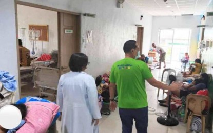 <p><strong>HOSPITAL VISIT.</strong> Iloilo Governor Arthur Defensor Jr. (right) visits the Dr. Provido S. Provido Memorial District Hospital in Calinog town last week to look into the condition of dengue patients. Data from the Iloilo Provincial Epidemiology and Surveillance Unit showed the province has 6,799 cases with 17 deaths from Jan. 1 to Aug. 24 report. <em>(Photo courtesy of Balita Halin sa Kapitolyo)</em></p>