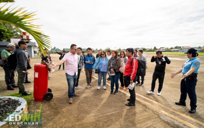 <p><strong>LEARNING VISIT</strong>. Jhon Allen Berbon, Northern Samar provincial economic development and investment promotions office head, welcomes officials of Benguet province during their arrival at the Catarman airport on Wednesday (Aug. 28, 2024). They are in Northern Samar for the benchmarking of investment initiatives<em>. (Photo courtesy of Northern Samar provincial government) </em></p>