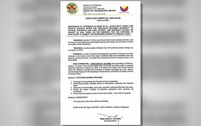 <p><strong>DENGUE DRIVE</strong>. Sibalom Mayor Gian Carlo Occeña on Thursday (Aug. 29, 2024) issues Executive Order 2024-20-VIII, suspending classes at all levels in public and private schools in the afternoon of Friday (Aug. 30).  The suspension paved the way for the spraying activity to eliminate dengue-carrying mosquitoes. <em>(Photo courtesy of Sibalom LGU</em>)</p>