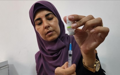 <p>A medical team member from the Palestinian Red Crescent prepares to administer polio vaccine to children as part of routine campaign at Al-Amal Hospital in southern Gaza's Khan Younis city on Aug. 22, 2024. <em>(Photo by Anadolu)</em></p>