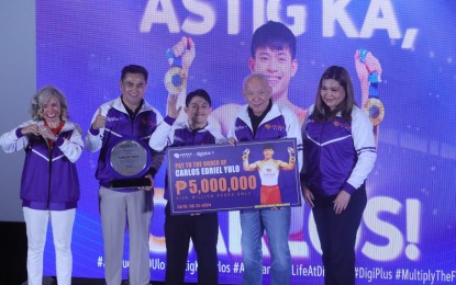 <p><strong>MORE BLESSINGS.</strong> Paris Olympics double gold medalist Carlos Yulo (center) receives PHP5 million and a renewed endorsement deal from digital entertainment company DigiPlus and licensed online sports betting app ArenaPlus on Saturday (Aug. 31, 2024). Also in photo are (from left) Gymnastics Association of the Philippines president Cynthia Carrion, DigiPlus head of offline operations Jasper Vicencio, DigiPlus chair Eusebio Tanco and DigiPlus vice president Celeste Jovenir at the press conference held at Gateway Mall 2 in Cubao, Quezon City. <em>(PNA photo by Avito C. Dalan)</em></p>