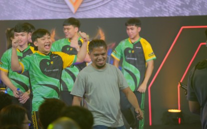 <p><strong>BIG SMILE</strong>. Rowgien Unigo flashes a smile to the fans after Falcons AP Bren swept Team Liquid Philippines in their MPL Philippines finals rematch at the Green Sun Hotel Ballroom in Makati on Saturday night (Aug. 31, 2024). Falcons AP Bren is now in second place in the standings. <em>(Photo courtesy of MPL Philippines)</em></p>