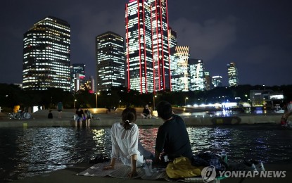 <p>People cool off at Mulbit Square along the Han River on Aug. 20, 2024 during the 30th consecutive tropical night, setting a new record in the capital. <em>(Yonhap)</em></p>