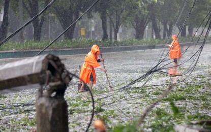 <p><strong>POWER OUTAGE</strong>. Electrical wires along Padre Burgos Street in Manila are damaged by Tropical Storm Enteng on Monday (Sept. 2, 2024). Meralco said 4,000 customers, mostly in Metro Manila, Cavite, and Rizal, were experiencing power interruptions on Tuesday (Sept. 3, 2024) due to the impact of inclement weather. <em>(PNA photo by Yancy Lim)</em></p>