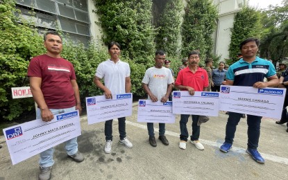 <div dir="auto"><strong>REWARD</strong>. Five fisherfolk receive their rewards of PHP25,000 each from the Ilocos Norte provincial government on Monday (Sept. 2, 2024). They found and surrendered to authorities shabu floating in coastal waters between June and July. <em>(PNA photo by Leilanie Adriano)</em></div>