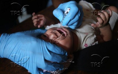 <p><strong>WAR VS. POLIO. </strong>A child is vaccinated against polio on Sunday (Sept. 1, 2024) in Deir al Balah, Gaza. The polio vaccination campaign will cover more than 640,000 children under the age of 10.<em>  (Anadolu)</em></p>