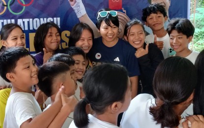 <p><strong>BOXING MEDALIST</strong>. Paris Olympics 2024 bronze medalist Aira Villegas (center) with athlete students of the Leyte Sports Academy in Tacloban City in this Aug. 29, 2024 photo. Villegas said on Monday (Sept. 2) said she is sharing half of all her cash rewards with her family. <em>(PNA photo by Roel Amazona)</em></p>