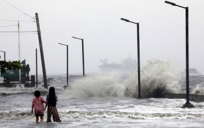 <p><strong>FEARLESS.</strong> No rains or winds are too strong for these children as they watch the strong waves in this portion of Manila Bay in Baseco Compound, Tondo on Monday (Sept. 2, 2024). House Speaker Martin Romualdez has facilitated the grant of the request from 39 congressional districts for PHP390 million financial assistance to indigent citizens hit by Tropical Storm Enteng. <em>(PNA photo by Yancy Lim)</em></p>