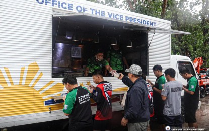 <p><strong>HOT MEALS.</strong> The Office of the Vice President provides hot meals and bottled water to health workers and first responders in Morong, Rizal amid the onslaught of Tropical Storm Enteng on Monday (Sept. 2, 2024). Vice President Sara Duterte on Tuesday (Sept. 3) urged supporters to divert their intended donations for the OVP to families severely affected by the weather disturbance. <em>(Photo courtesy of OVP)</em></p>