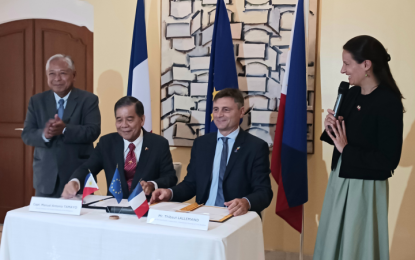 <p><strong>DIRECT MANILA-PARIS FLIGHTS.</strong> Civil Aviation Authority of the Philippines Director General Manuel Tamayo (left, seated) and France’s director general of civil aviation for the Asia Pacific Thibaut Lallemand sign renewed partnership in aviation in Makati City on Tuesday (Sept. 3, 2024), witnessed by Transportation Secretary Jaime Bautista (left) and French Ambassador Marie Fontane. The Philippines and France are currently working on having direct Manila-Paris flights.<em> (PNA photo by Cristina Arayata)</em></p>