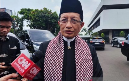 <p><strong>DIVERSE</strong>. Istiqlal Mosque Grand Imam Nasaruddin Umar speaks to the press at the Presidential Palace complex in Jakarta, on Wednesday (September 4, 2024). He said the Pope's visit to the country proves Indonesia treasures diversity. <em>(Antara)</em></p>