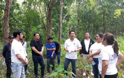 <p><strong>TREE PARK DEVELOPMENT</strong>. Bacolod City Mayor Alfredo Abelardo Benitez (4th from right) and Lone District Rep. Greg Gasataya (second from left) discuss the master development plan for the 8.7-hectare Bacolod Tree Park in Barangay Alangilan with city government executives and Almana Construction and Development Corp. president Ritchie Neil Corpuz (left). The city officials led the blessing and groundbreaking for the site development with an initial funding of PHP47 million on Wednesday (Sept. 4, 2024). <em>(PNA photo by Nanette L. Guadalquiver)</em></p>