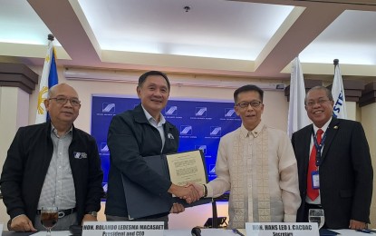 <p><strong>PARTNERSHIP.</strong> The Department of Migrant Workers Secretary Hans Leo Cacdac (center right) and Social Security System President and CEO Rolando Macasaet (center left) sign a Memorandum of Agreement to enhance the social security access of overseas Filipino workers through a massive information campaign on Aug. 27. Cacdac cited the significance of the partnership, which he said, would be beneficial to OFWs and their families. <em>(Photo courtesy of DMW)</em></p>