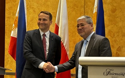 <p><strong>VISITING POLISH FM.</strong> Polish Foreign Minister Radoslaw Sikorski and Foreign Affairs Secretary Enrique Manalo shake hands during a joint press conference at Fairmont Makati Hotel on Wednesday (Sept. 4, 2024). The Philippines is keen to further develop its defense cooperation with Poland, while exploring possible partnership on maritime security and other maritime activities. <em>(PNA photo by Joyce Rocamora)</em></p>