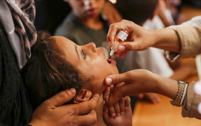 <p><strong>PROTECTED.</strong> A child receives her first dose of anti polio vaccine in this undated photo in Gaza. The World Health Organization (WHO) said it vaccinated 161,000 children during its first two days of vaccination program. <em>(Anadolu)</em></p>