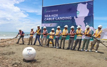 <p><strong>CABLE LANDING.</strong> Executives of Converge and personnel of HMN Technologies--the cable builder and contractor of the South-East Asia Hainan-Hong Kong Express Cable System (SEA-H2X) consortium carry the undersea fiber cable during its landing in Bauang, La Union in this undated photo. Converge on Thursday (Sept. 5, 2024) said the cable would boost the country's intra-Asia connectivity and benefit large bandwidth consumers such as the outsourcing and offshore industries.<em> (Photo courtesy of Converge)</em></p>