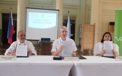 <p><strong>ONLINE PAYMENT AGREEMENT</strong>. Negros Occidental Governor Eugenio Jose Lacson (center) with Philippine Veterans Bank president and chief executive officer Renato Claravall (left) and Paynamics chief executive officer Mylene Chua-Magleo during the signing of the tripartite memorandum of agreement at the Capitol Social Hall in Bacolod City on Aug. 28, 2024. The partnership will facilitate the online payment of bookings with the provincial government-owned Mambukal Resort and Wildlife Sanctuary and Negros Residences<em>. (Photo courtesy of PIO Negros Occidental)</em></p>