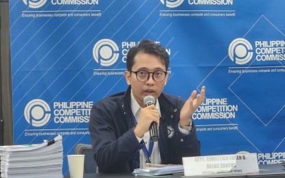 <p><strong>ALLEGED CARTEL.</strong> Philippine Competition Commission (PCC) Enforcement Office Director Christian Loren De Los Santos briefs members of the media in a press conference at the PCC headquarters in Quezon City on Thursday (Sept. 5, 2024) on the case of an alleged onion cartel by 12 traders and importers that contributed to the price surge of onion in 2022. The Enforcement Office recommended a PHP2.4 billion fine for the involved parties. <em>(PNA photo by Kris M. Crismundo)</em></p>