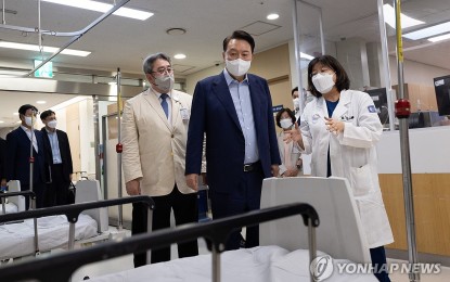 <p>President Yoon Suk Yeol (center) visits a regional emergency medical center in Gyeonggi Province surrounding Seoul on Wednesday (Sept. 4, 2024), in this photo provided by the presidential office. <em> (Yonhap)</em></p>