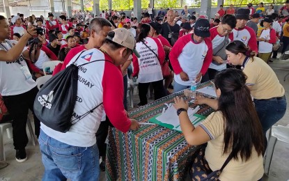 <p><strong>WAGES RELEASED.</strong> The Department of Labor and Employment, together with the Office of Agusan del Norte 2nd District Rep. Dale Corvera, facilitated the release of wages for 1,559 beneficiaries under the Tulong Panghanapbuhay sa Ating Displaced/Disadvantaged Workers (TUPAD) program in six towns and one city in the province on Thursday (Sept. 5, 2024). The beneficiaries participated in planting high-value crops under the Plant! Plant! Plant! Project of the provincial government. <em>(Photo courtesy of Rep. Corvera's Office)</em></p>