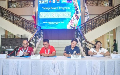 <p><strong>COLLABORATION.</strong> Bacolod City Mayor Alfredo Abelardo Benitez (center right) and Department of Social Welfare and Development-Western Visayas Regional Director Carmelo Nochete (center left) sign the memorandum of agreement for the implementation of the Yakap Bayan framework in the city, on Thursday (Sept. 5, 2024). Witnessing the signing were DSWD-Western Visayas Social Technology Unit representative Russel Parreño (left) and the city’s Department of Social Services and Development head Alma Gustilo. <em>(Photo courtesy of Bacolod City PIO)</em></p>