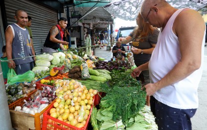 <p><strong>LOWER INFLATION.</strong> Customers buy fresh vegetables at the San Andres Public Market in Manila on Sept. 6, 2024. The Philippine Statistics Authority said inflation eased to 1.9 percent in September, 3.3 percent in August and 4.4 percent in July.<em> (PNA photo by Yancy Lim)</em></p>