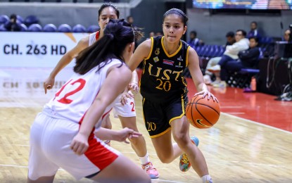 <p><strong>DEMOLISHED.</strong> University of Santo Tomas' Karylle Sierba tries to get past a University of the East defender during the UAAP Season 87 women's basketball tournament at the Smart Araneta Coliseum in Quezon City on Sunday (Sept. 8, 2024). The Growling Tigresses won, 86-44. <em>(UAAP photo)</em></p>