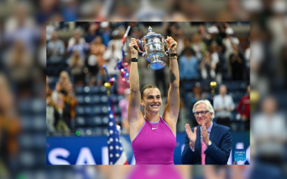 <p><strong>CHAMP.</strong> Aryna Sabalenka celebrates with the trophy during the awarding ceremony for the women's singles event of the 2024 US Open tennis championships in New York on Saturday (Sept. 7, 2024). The Belarusian star defeated American Jessica Pegula, 7-5, 7-5. <em>(Xinhua)</em></p>