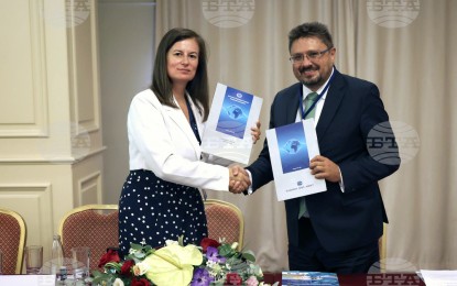 <p><strong>MEDIA COOPERATION.</strong> Bulgarian News Agency Director General Kiril Valchev (right) and Bulgarian Union of Balneology and SPA Tourism Chair Dr. Siyka Katsarova show a cooperation agreement signed on the sidelines of the 11th annual congress of BUBSPA in Burgas on Monday (Sept. 9, 2024). The signing of the agreement was announced earlier this month during a forum on health strategies in the resort of Sveti Vlas. <em>(BTA photo/Hristo Stefanov)</em></p>