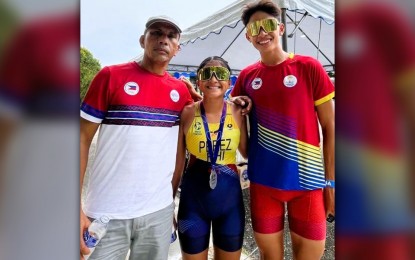 <p><strong>SINGAPORE-BOUND. </strong>A team from Cebu will represent the Philippines in the Singapore International Triathlon, which will be held at the East Coast Park on Sept. 15, 2024. Team coach Roland Remolino, athletes Christy Ann Perez, and Matthew Justine Hermosa (left to right) are among those scheduled to leave on Thursday (Sept. 12, 2024) for the tournament. <em>(Contributed photo) </em></p>