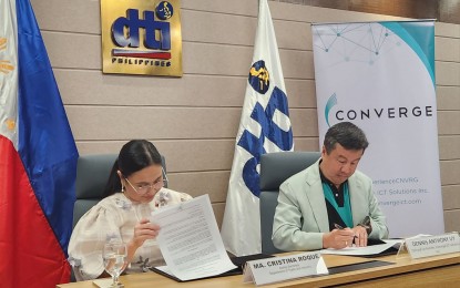 <p><strong>CONNECTIVITY FOR MSMES.</strong> Department of Trade and Industry (DTI) Acting Secretary Ma. Cristina Roque (left) and Converge CEO and co-founder Dennis Anthony Uy sign a memorandum of understanding (MOU) at the DTI headquarters at Filinvest Building in Makati City on Tuesday (Sept. 10, 2024). The MOU aims to empower micro-, small and medium-sized enterprises through connectivity and digitalization. <em>(PNA photo by Kris M. Crismundo)</em></p>