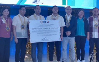 <p><strong>EMERGENCY HOTLINE ACTIVATION</strong>. Alaminos City, Pangasinan Mayor Arth Bryan Celeste (center) receives the activation certificate of the 911 emergency hotline from Department of the Interior and Local Government Undersecretary Juan Victor Llamas and Emergency 911 National Office executive director Francis Fajardo (2nd and 3rd from left) at the convention center on Tuesday (Sept. 10, 2024). Calls to the hotline by residents who are subscribers of Smart and PLDT will now be directly received by the emergency center of the local government. <em>(PNA photo by Hilda Austria)</em></p>