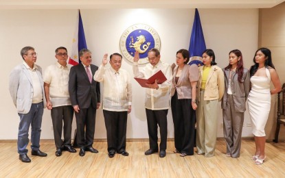 <p><strong>NEW BCDA CHIEF</strong>. Thompson Lantion (center) takes his oath as the new chair of the Bases Conversion and Development Authority (BCDA) on Monday (Sept. 09, 2024) before Executive Secretary Lucas Bersamin. Lantion, a former police general, will replace Delfin Lorenzana as BCDA chief following the latter’s decision to "go to private life." <em>(Photo courtesy of the Office of the Executive Secretary)</em></p>