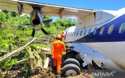 <p>A rescuer checks the Trigana Air plane that experienced runway excursion at the Stevanus Rumbewas Airport in Yapen Islands, Papua on Monday (Sept. 9, 2024).<em> (ANTARA/HO-Basarnas)</em></p>