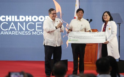 <p>President Ferdinand R. Marcos Jr. (center) flanked by<em> </em>Health Secretary Teodoro Herbosa (left) and Philippine Children’s Medical Center executive director Dr. Sonia Gonzalez<em> (PNA photo by Joan Bondoc)<br /></em></p>