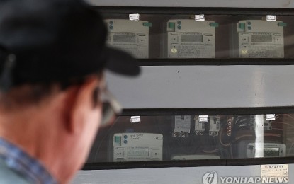 <p>A person looks at an electric meter on Monday (Sept. 9, 2024), as electricity bills rose 13 percent on average in August following record-breaking heat waves. <em>(Yonhap)</em></p>