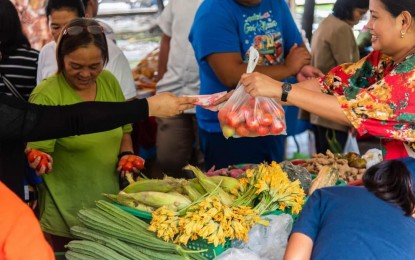 <div dir="auto">
<div dir="auto"><strong>KADIWA NG PANGULO</strong>. Pangasinenses enjoy buying vegetables and other products at lower prices at the Kadiwa ng Pangulo in Lingayen town, Pangasinan in this undated photo. Inflation rate in the Ilocos Region in August slowed to 1.8 percent from the previous month’s 3.3 percent primary due to slower upticks in some food items. <em>(Photo courtesy of Province of Pangasinan Facebook page)</em></div>
</div>
<p><em> </em></p>