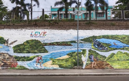 <p><strong>ARTWORK.</strong> A mural painting in Tacloban City showing the biodiversity and key tourism destinations of Eastern Visayas. The Department of Tourism unveiled the artwork along the city's Magsaysay Boulevard on Wednesday (Sept. 11, 2024).<em> (PNA photo by Sarwell Meniano)</em></p>