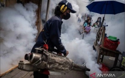 <p>An officer carrying out fogging in Grogol, Jakarta, on Thursday (May 2, 2024). <em>(ANTARA FOTO/Bayu Pratama S)</em></p>