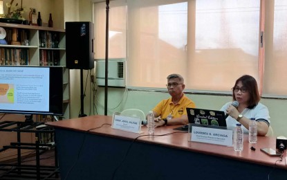 <p><strong>ENERGY MANAGEMENT</strong>. DOE Visayas Energy Resource Development and Utilization Division Chief Lourdes Arciaga (right) encourages local government units in Western Visayas to comply with the Government Energy Management Program (GEMP) during a media conference held at the PIA training room in Iloilo City on Thursday (Sept.12, 2024). Arciaga lauded the towns of Batad, Dueñas, Leganes, and Mina, all in Iloilo, with scores ranging from 88 percent to 100 percent, equivalent to a five-star rating, in terms of their GEMP compliance. <em>(PNA photo by PGLena)</em></p>