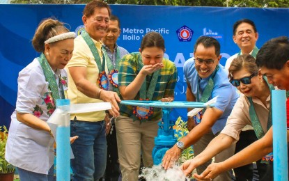 <p><strong>IMPROVED WATER SERVICES.</strong> Executive Assistant Raisa Treñas (center) drinks water from the newly-inaugurated project of the Metro Pacific Iloilo Water (MPIW) in Jaro district on Thursday (Sept. 12, 2024). The project will provide access to potable water to 1,500 residents in Jaro district. <em>(Photo courtesy of MPIW) </em></p>