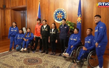 <p><strong>FILIPINO PRIDE</strong>. President Ferdinand R. Marcos Jr. and the First Family welcome the Filipino Paralympic athletes who represented the Philippines in the 2024 Paris Paralympic Games in a ceremony at the Malacañan Palace on Thursday (Sept. 12, 2024). The six Filipino Paralympians were given PHP1-million cash incentives each and presidential citations for their exemplary performance in the Paralympic Games. <em>(RTVM Screengrab)</em></p>