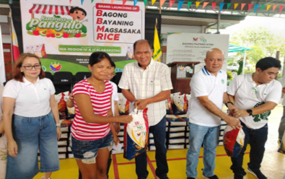 <p><strong>AFFORDABLE GRAINS</strong>. Roberto dela Cruz (center), regional director of National Irrigation Administration in Calabarzon, and Irrigation Management Office managers, lead the sale of “Bagong Bayaning Magsasaka” Rice weighing 10 kilograms per pack for only PHP29/kg at the NIA Regional Office in Pila, Laguna on Friday (Sept. 13, 2024). The “Kadiwa ng Pangulo sa NIA” initiative was also launched with a range of farm produce from irrigators’ associations<em>. (PNA photo by Zen Trinidad) </em></p>