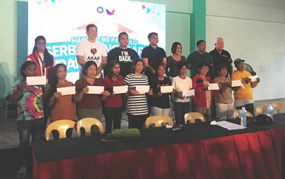 <p><strong>FINANCIAL ASSISTANCE.</strong> At least 1,000 indigents in Antique province receive financial aid through the Auyda Para sa Kapos ang Kita Program (AKAP) as part of the birthday celebration of President Ferdinand R. Marcos Jr. during the distribution in Sibalom town on Friday (Sept. 13, 2024). Antique Representative Antonio Agapito Legarda led the distribution of the PHP5,000 financial aid each for the beneficiaries from the municipalities of Sibalom, San Jose de Buenavista, Hamtic, and Tobias Fornier. <em>(PNA photo by Annabel Consuelo J. Petinglay)</em></p>